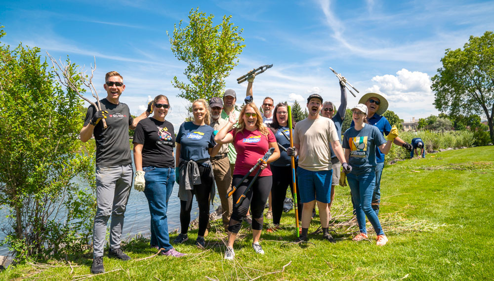 Melaleuca Employee team volunteering at local river walk